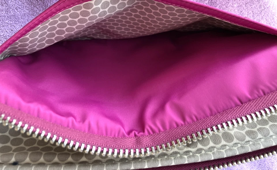 NWT BRIGHTON Twister Fushia nylon patent leather zip around iPad/tablet Pouch - Imagem 4 de 4