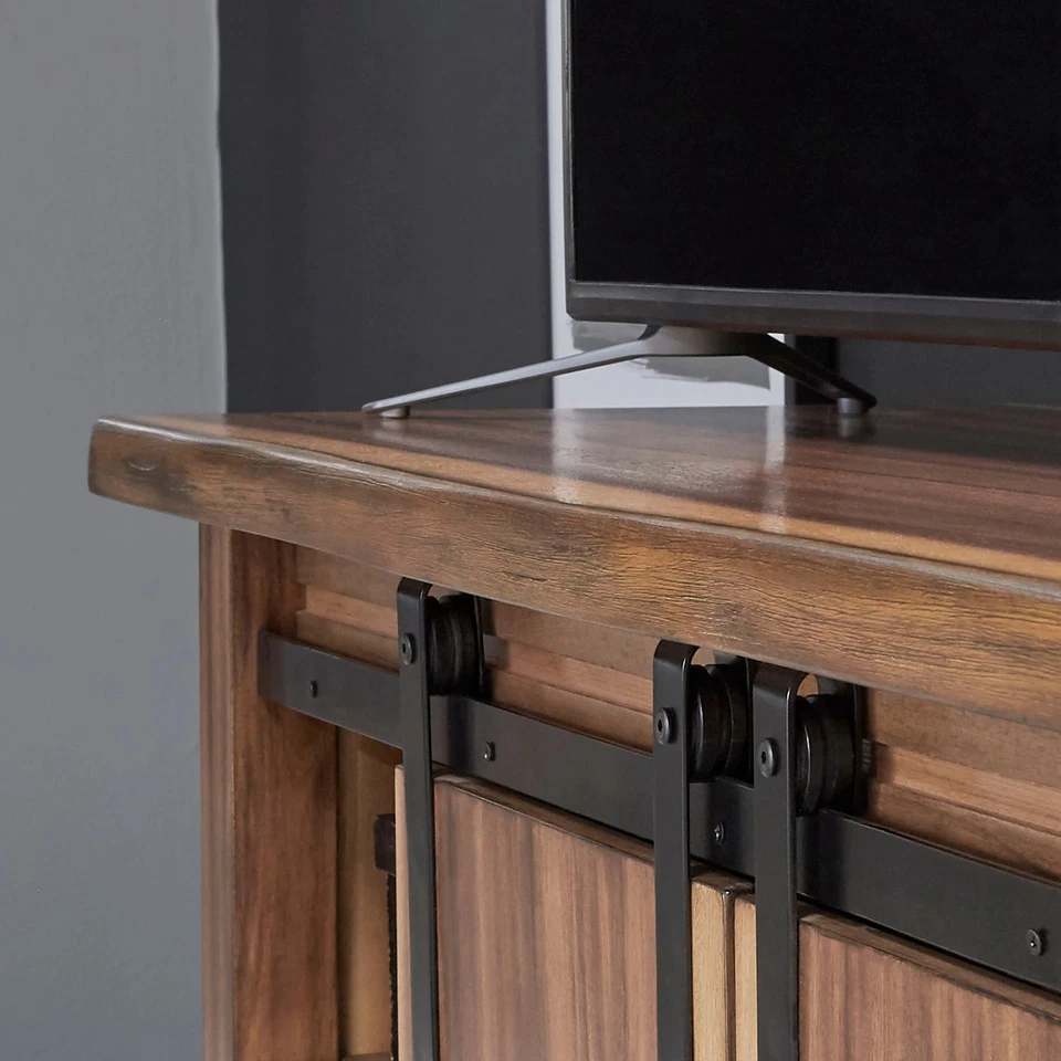 Centro de entretenimiento Forest Retreat de homestyles marrón tradicional Foto 4 de 4