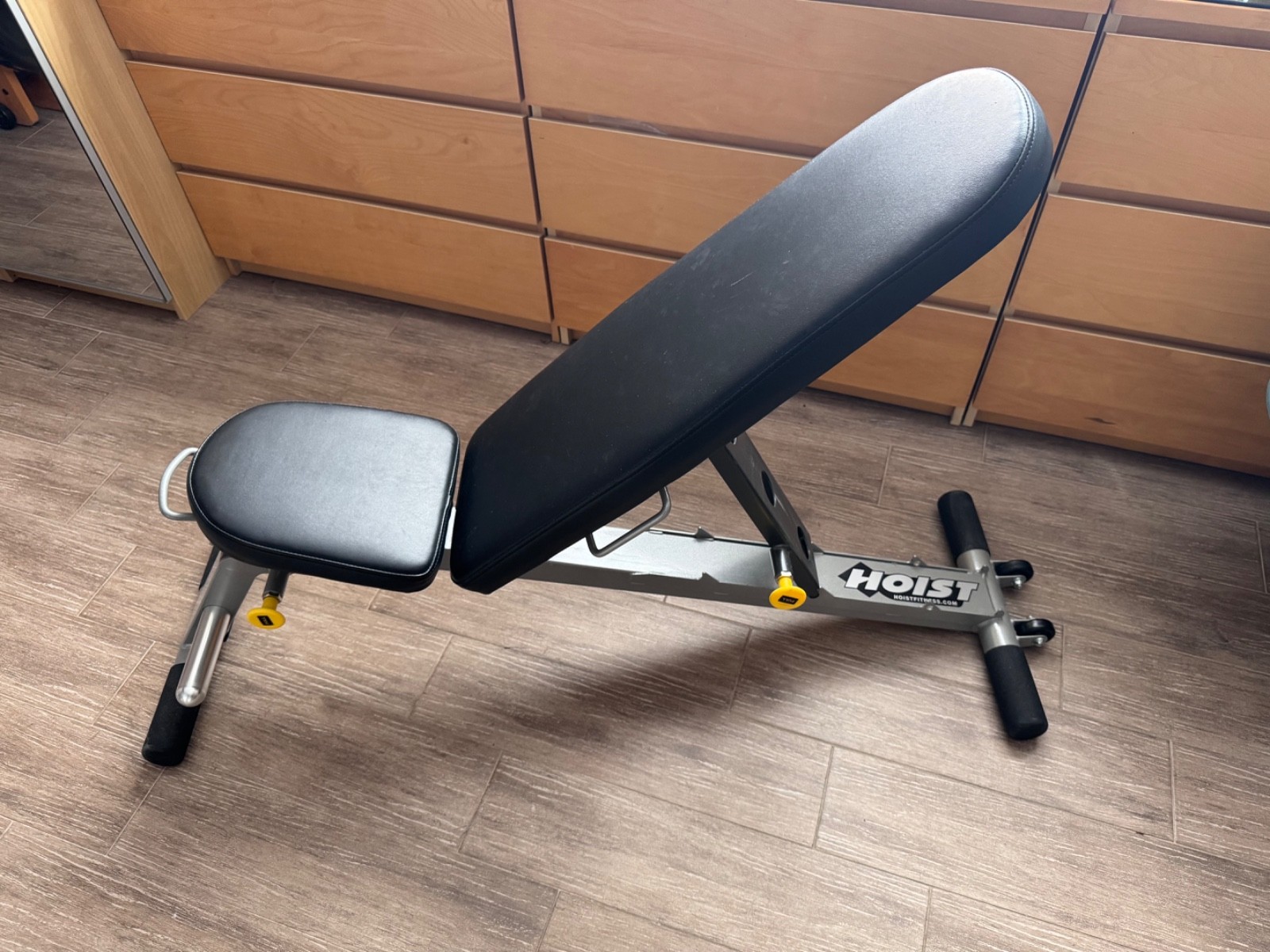 Hantelbank Hoist HF4145 in grau, klein verstaubar, Benutzergewicht bis 225 kg !