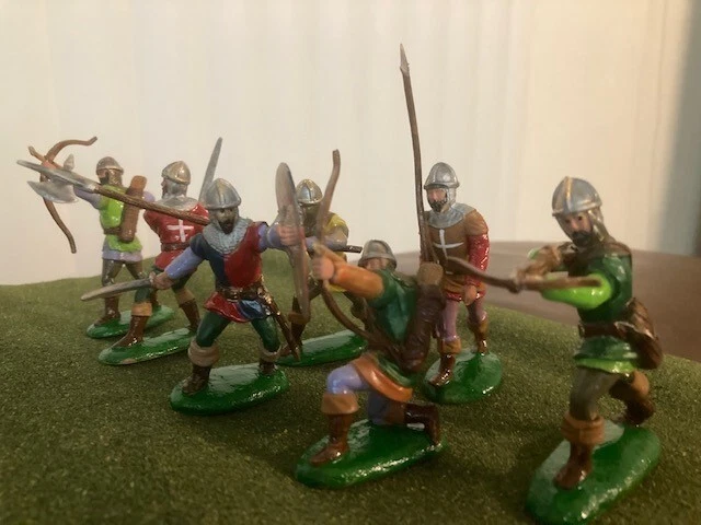  Toy Soldiers Painted Knight 7 foot and 3 mounted figures. - Image 2 of 4
