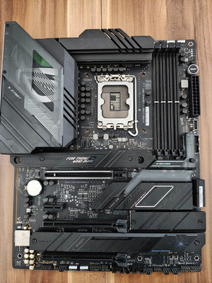 ASUS ROG Strix Z790-F Gaming WiFi Intel 1700 Mainboard  DEFEKT | DEFECTIVE 