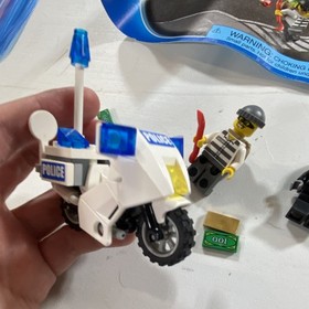 LEGO City Police 7235 Police Motorcycle 32 pcs Foil Pack w/ 2 Minifigs