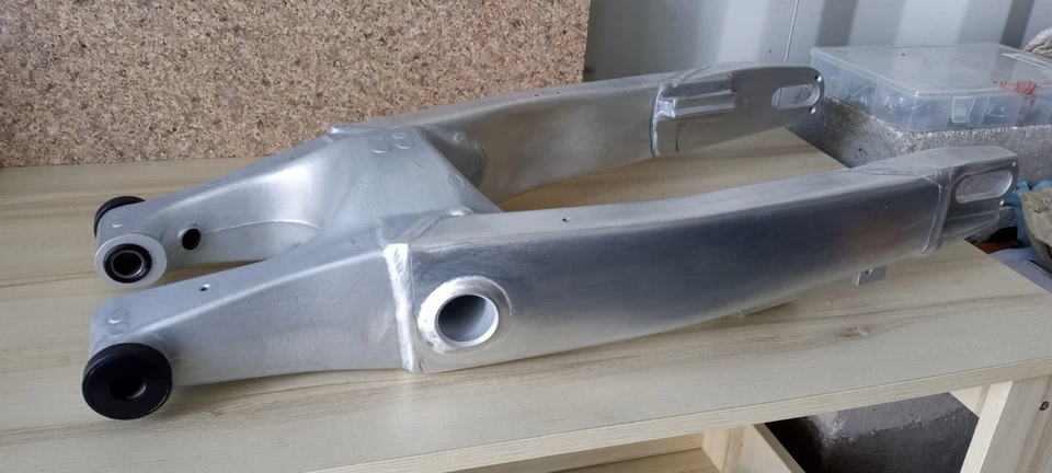 Yamaha YZ 125/250 1998 basculante reacondicionado con rodamientos y sellos nuevos Foto 3 de 4