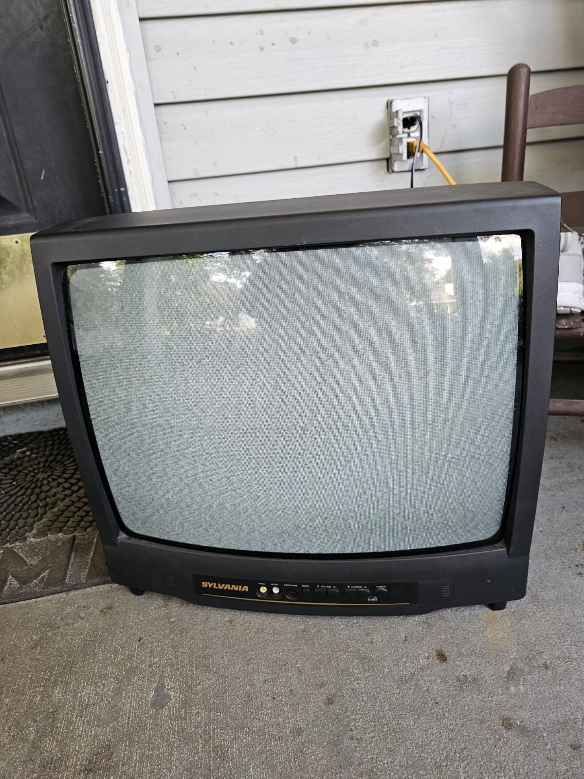 Sylvania SST4132 13" CRT Color TV Retro Gaming Television No Remote