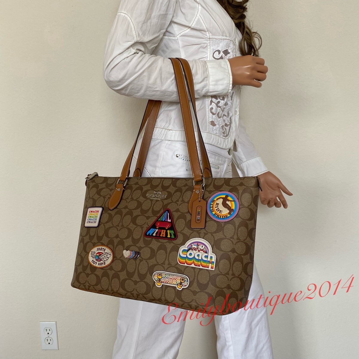 NWT Coach CJ603 Gallery Tote In Signature Canvas With Patches NWT Coach CJ603 Gallery Tote In Signature Canvas With Patches