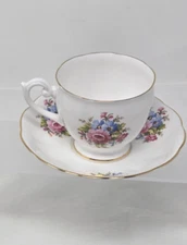 Queen Anne Bone China England Tea Cup And Saucer Floral Set Gold trim