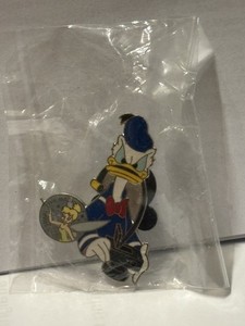Walt Disney World 2002 Share The Magic Series Donald Duck w/ Camera Pin 4th