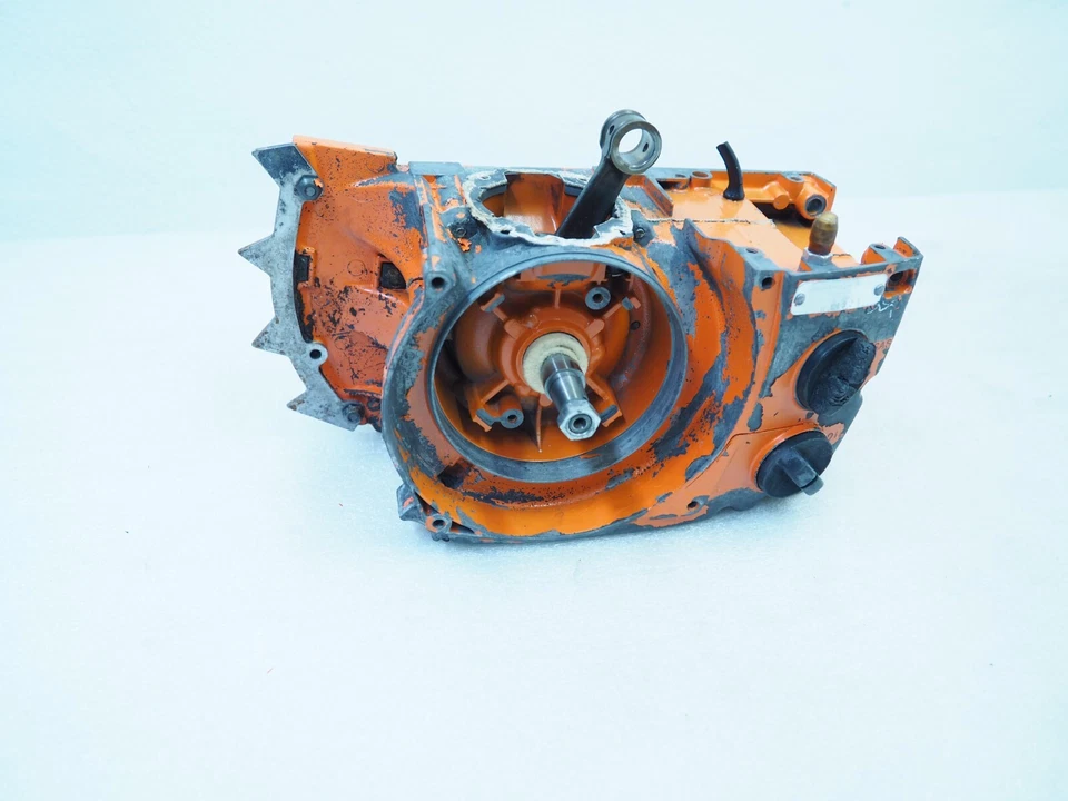 COPPIA CARTER SERBATOIO ALBERO MOTORE MOTOSEGA HUSQVARNA L 65 - L 77 - L65 - Immagine 2 di 4