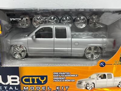 Jada Dub City 2002 Chevy Silverado 1:24 Diecast Metal Model Kit