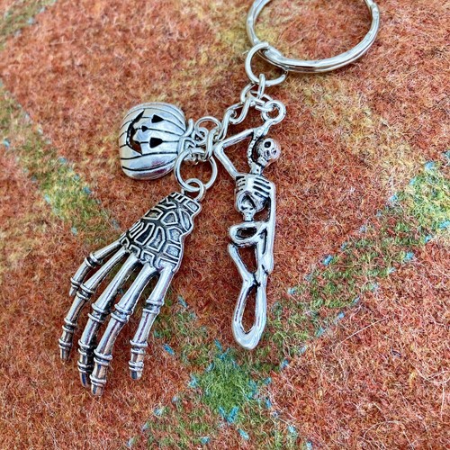 Halloween ๐ Skeleton Pumpkin Bone Hand Key Ring Keychain - Picture 2 of 4
