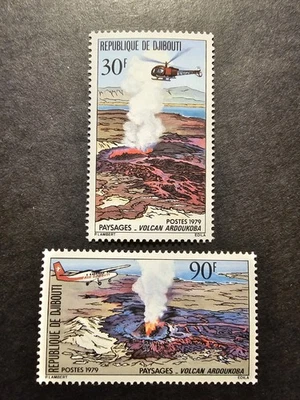 TIMBRE DJIBOUTI VOLCAN ARDOUKOBA AVIONS HÉLICOPTÈRE N°497/498 NEUF SANS GOMME  - Photo 1/2