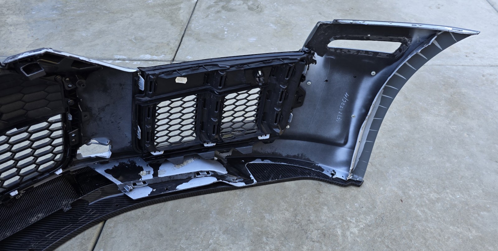 2015-2018 AUDI R8 FRONT BUMPER COVER ASSEMBLY W/ GRILLES WHITE DAMAGED CARBON 