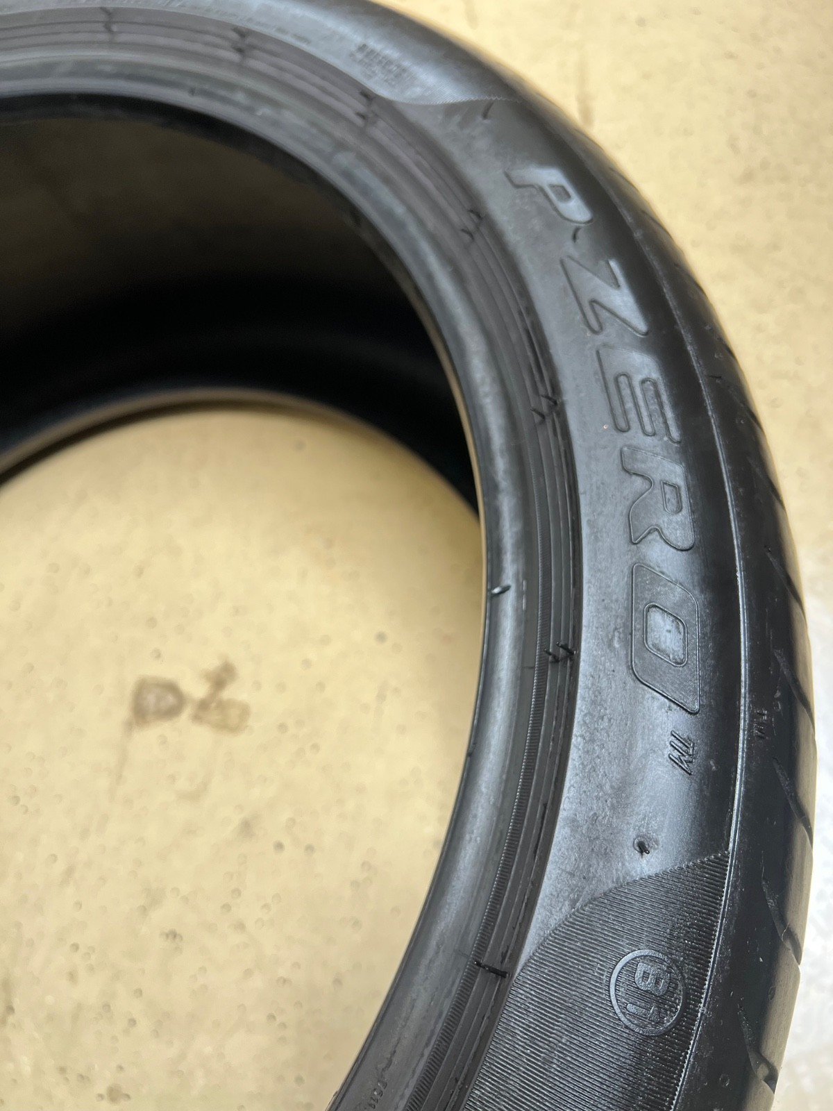1 - NO REPAIRS 275/35ZR20 XL (102Y) Pirelli P Zero (B1) Bentley OEM - 8057