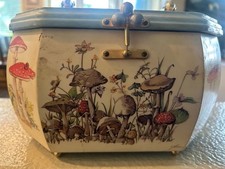 Charming vintage 1960-70's box-style handbag with unique mushroom print