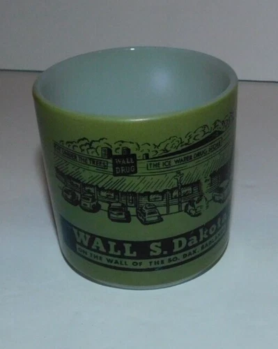 NEAT VINTAGE FEDERAL MILK GLASS WALL SOUTH DAKOTA SOUNEVIR COFFEE MUG