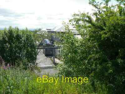 Foto 6x4 Fabrik hinter den Büschen Airdrie Eine Industrieanlage in Rawyar c2006