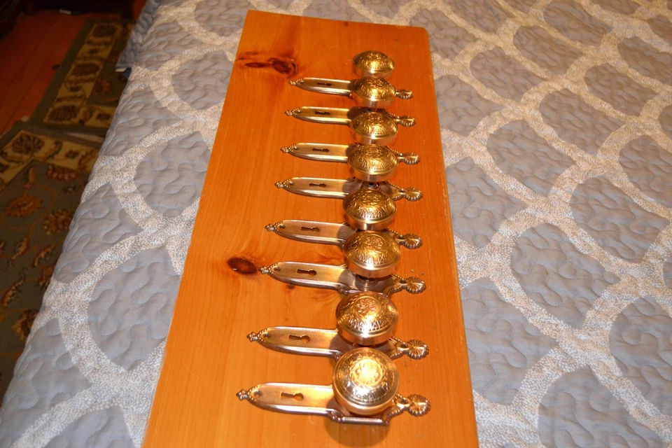 ANTIQUE VINTAGE INTRICATE PATTERN DESIGN MATCHING DOOR KNOBS, FACE PLATES  317 - Image 2 of 4