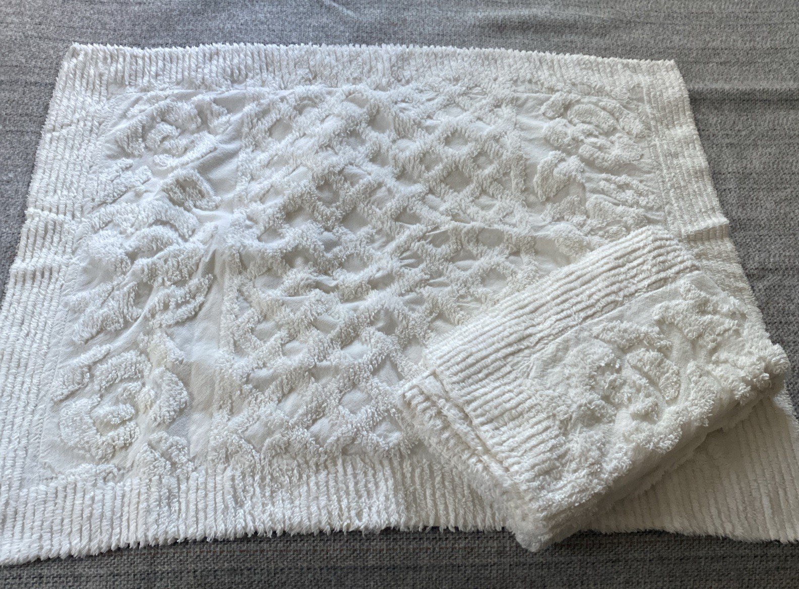 Vintage Jc Penny White Pillow Shams Chenille Standard  Set Of 2 Lovely