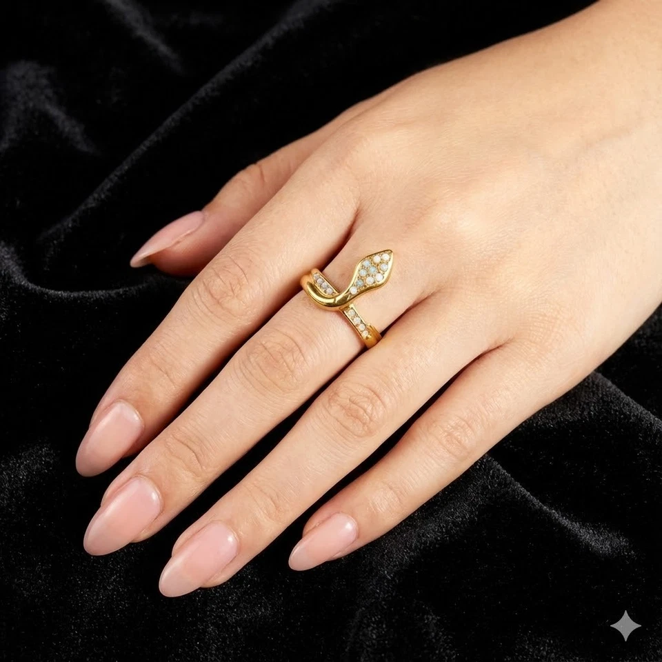 Anillo de compromiso de serpiente de corte redondo de ópalo de fuego de 0,15 quilates enchapado en oro amarillo de 14 quilates en plata Foto 3 de 4