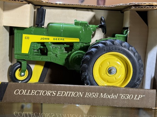 ERTL JOHN DEERE 1937 MODEL G & 1958 MODEL 630 LP 1/16 SCALE PRECISION DIE CAST - Picture 3 of 5