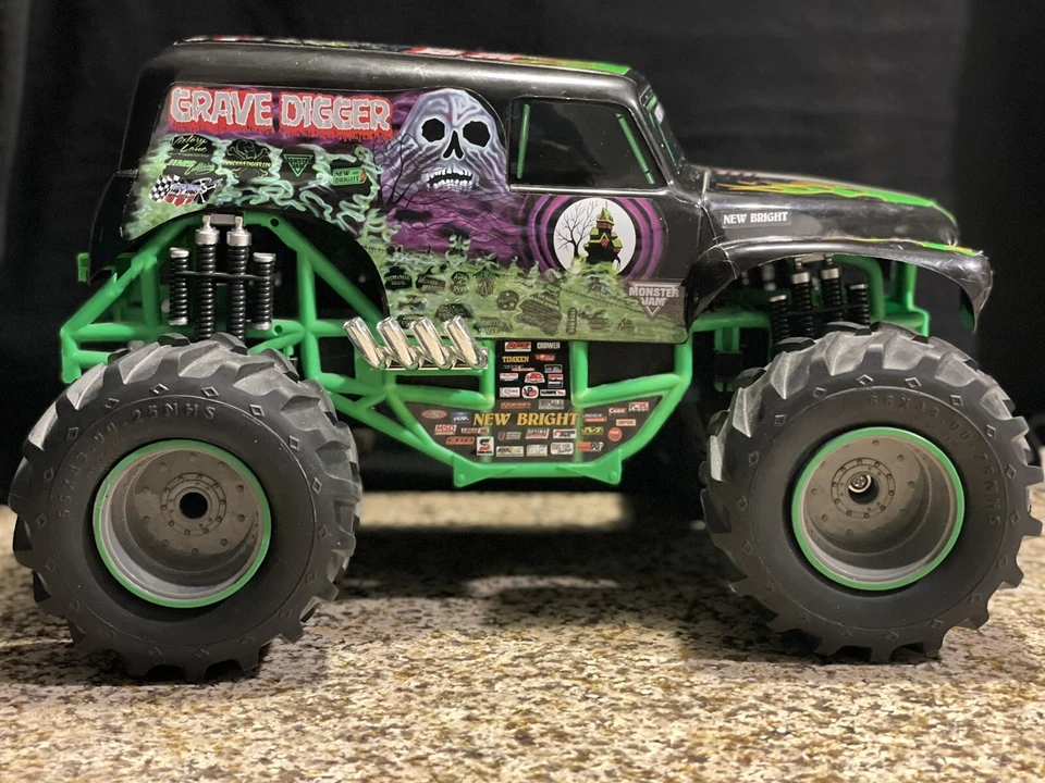 New Bright Monster Jam Grave Digger RC Crawler Body 1:16 Untested 11" No Remote - Image 3 of 4