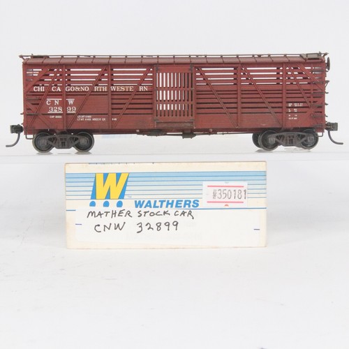 Walthers HO Weathered Chicago & North Western C&NW #32899 Stock Car | Condition: Used