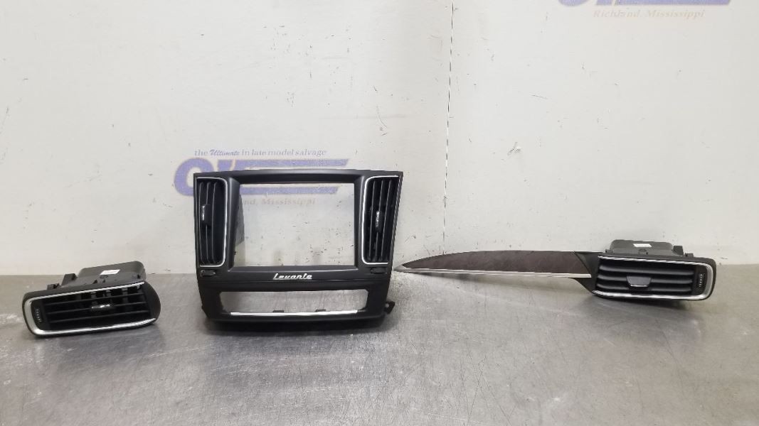 19 2019 MASERATI LEVANTE OEM DASH RADIO BEZEL WOOD GRAIN 