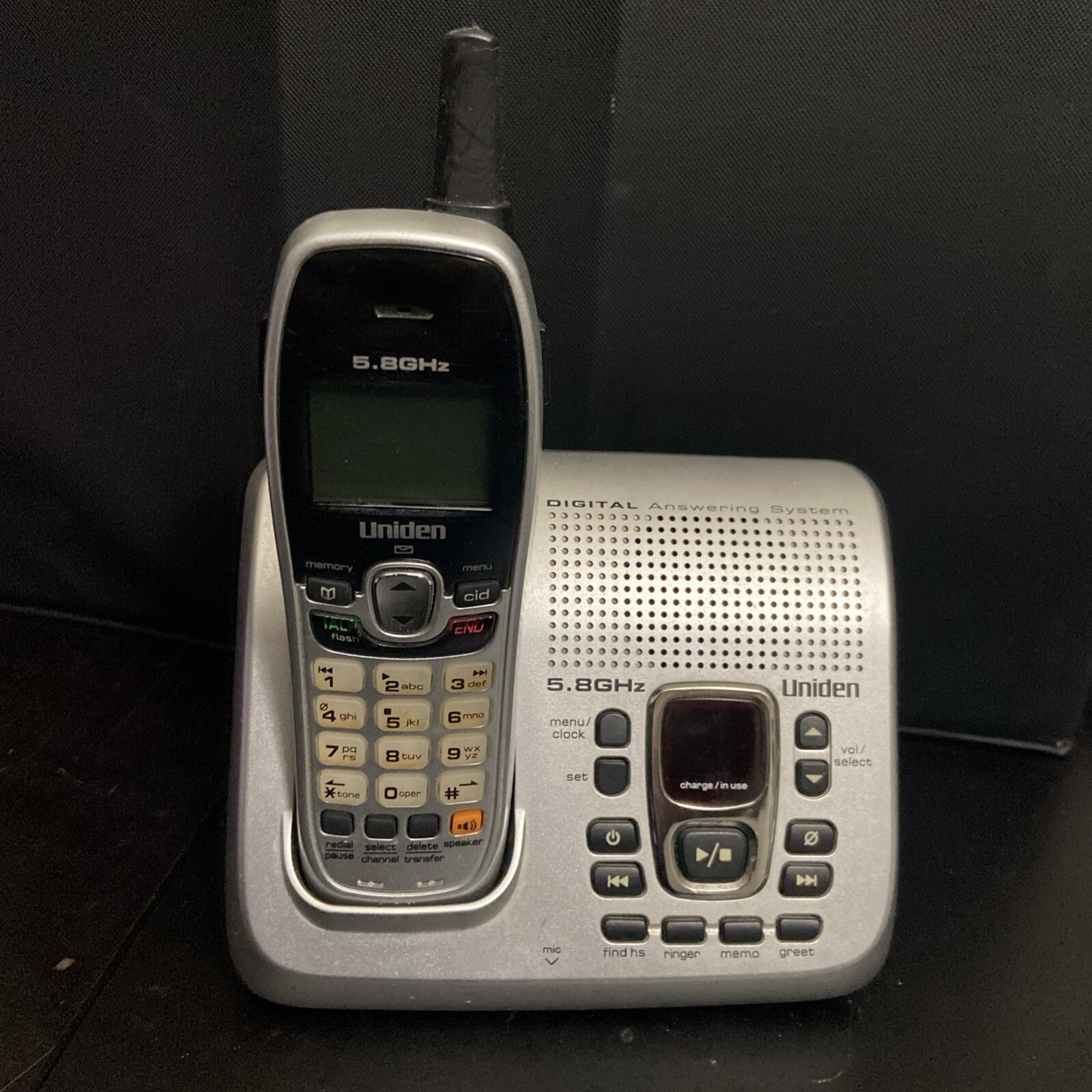 Uniden DXAI5188-2 5.8 GHz Base Station Charging Cordless Phone and Handset