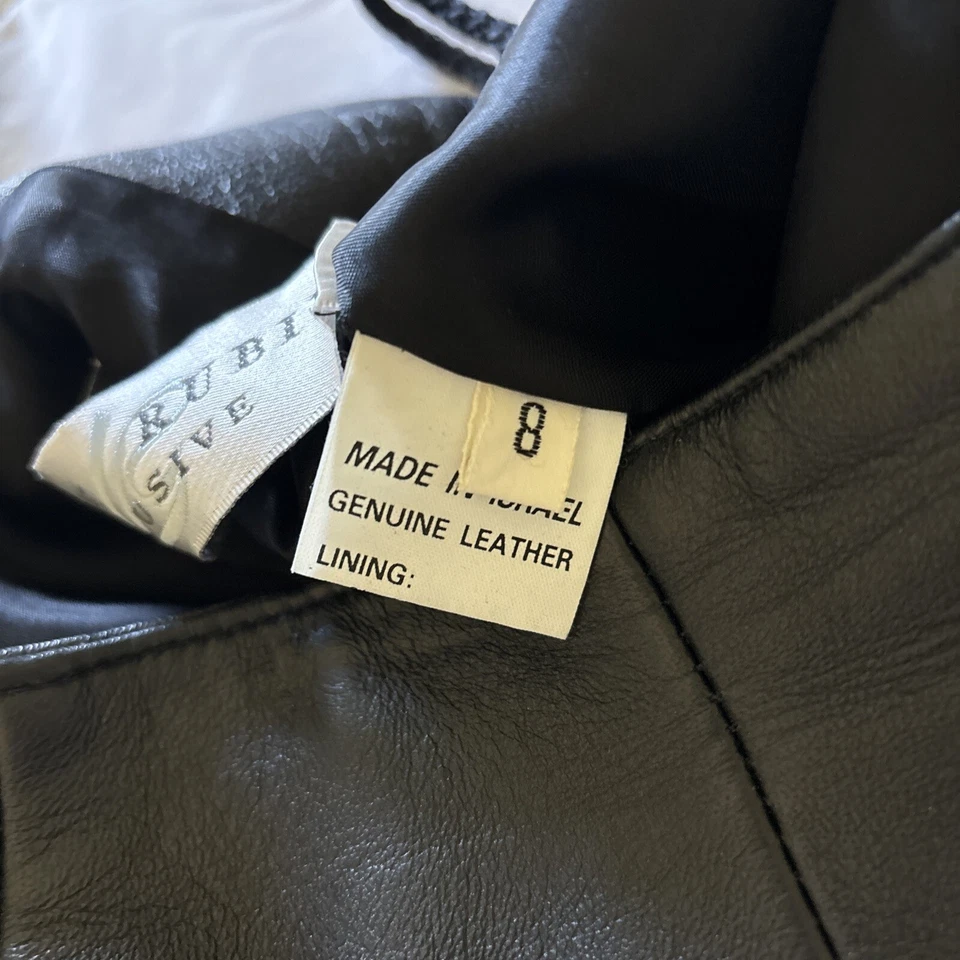 Falda de cuero negra exclusiva de Lillie Rubin con ribete dorado. En muy buen estado. Foto 4 de 4