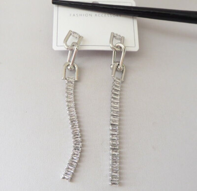 Boucles D'oreilles Longues Argentées Avec Perles Bleues - Marque Kaneore - Neuf Sans Emballage