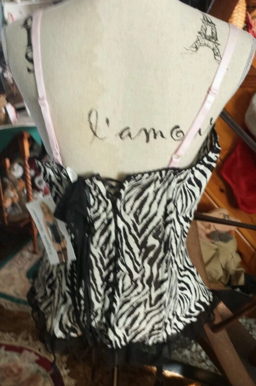 NUEVO CON ETIQUETAS ELEGANTES MOMENTOS ♡ SUJETADOR CON AROS ACOLCHADO BUSTIER MALLA BLANCO Y NEGRO ♡ Talla 40 Foto 3 de 3