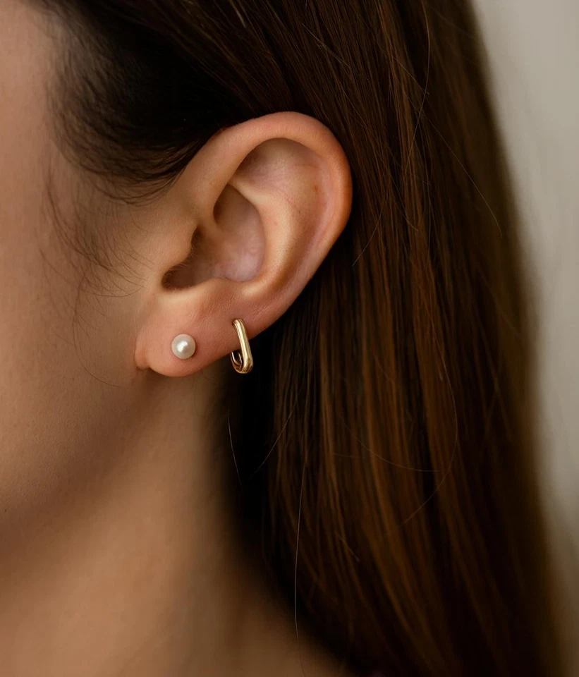 Pendientes Huggie de aro a presión delicados en forma de U pulidos en oro rosa de 14k Foto 3 de 4