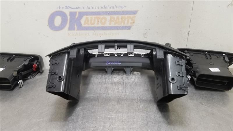 19 2019 MASERATI LEVANTE OEM DASH RADIO BEZEL WOOD GRAIN 