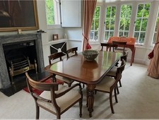 Mohogany extended dining room table (3 leafs pull to extend)