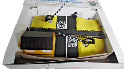Bachmann HO 46214 Operating Dual Crossing Gates Flashing Lights & Bell NIB