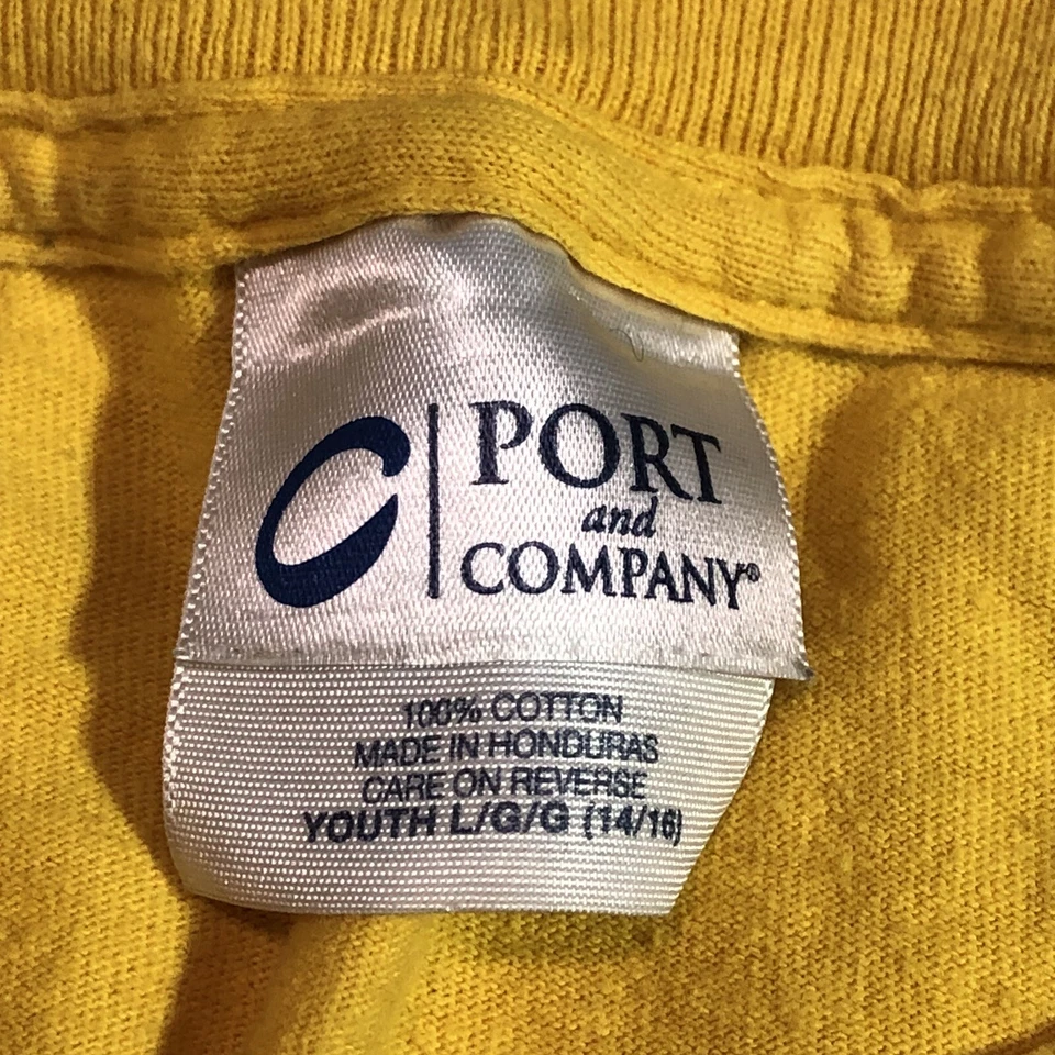 Camiseta amarilla de béisbol Port & Co. con estampado gráfico grande de los piratas de las Highland para niños Foto 2 de 4