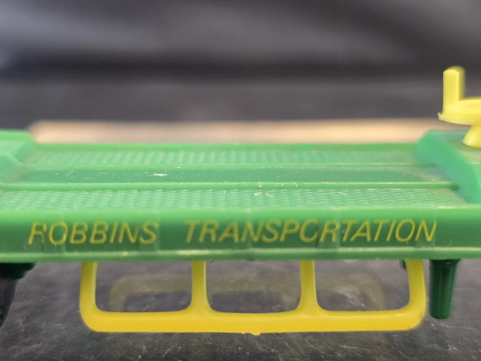 Road Champs 1982 HO Diecast 1/87 Robbins Green Mack Super-Liner Tractor Trailer - Image 3 of 4