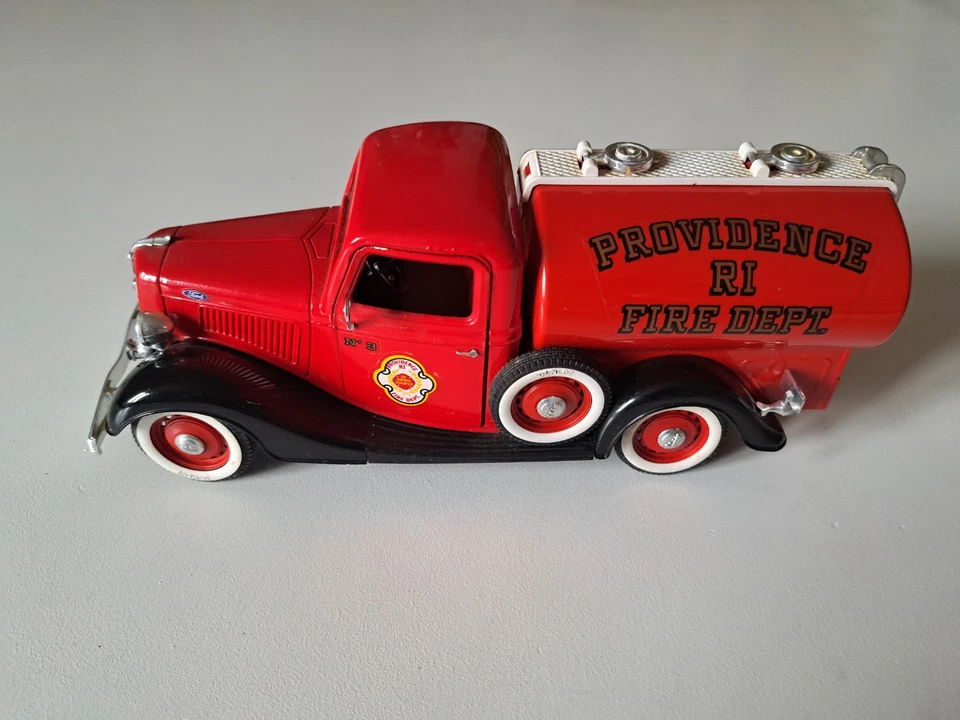 Modellino Solido 1/19 Ford V8 Pick Up 1936 Provindence RI Fire Dep. - Immagine 2 di 4