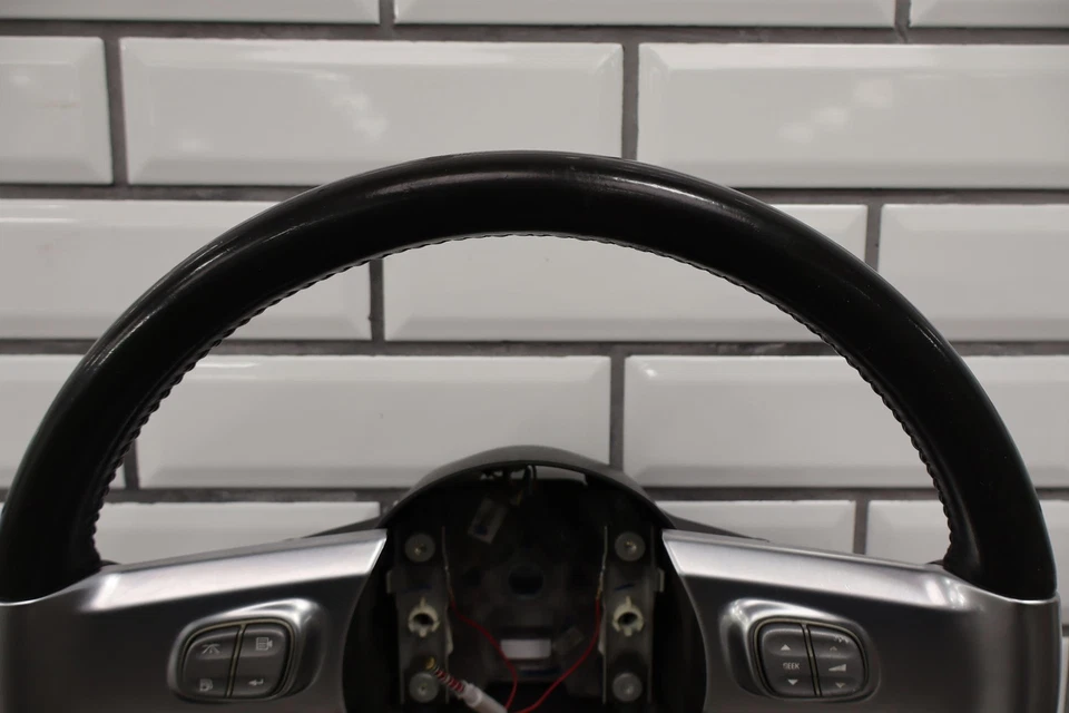 Volante de cuero para conductor Chevy SSR 2003-2006 con interruptores (negro/satinado) Foto 2 de 4