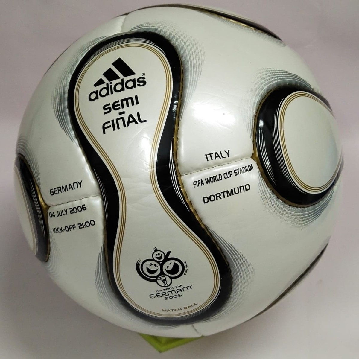 New OG Adidas Teamgeist 2006 World Cup Germany Berlin
