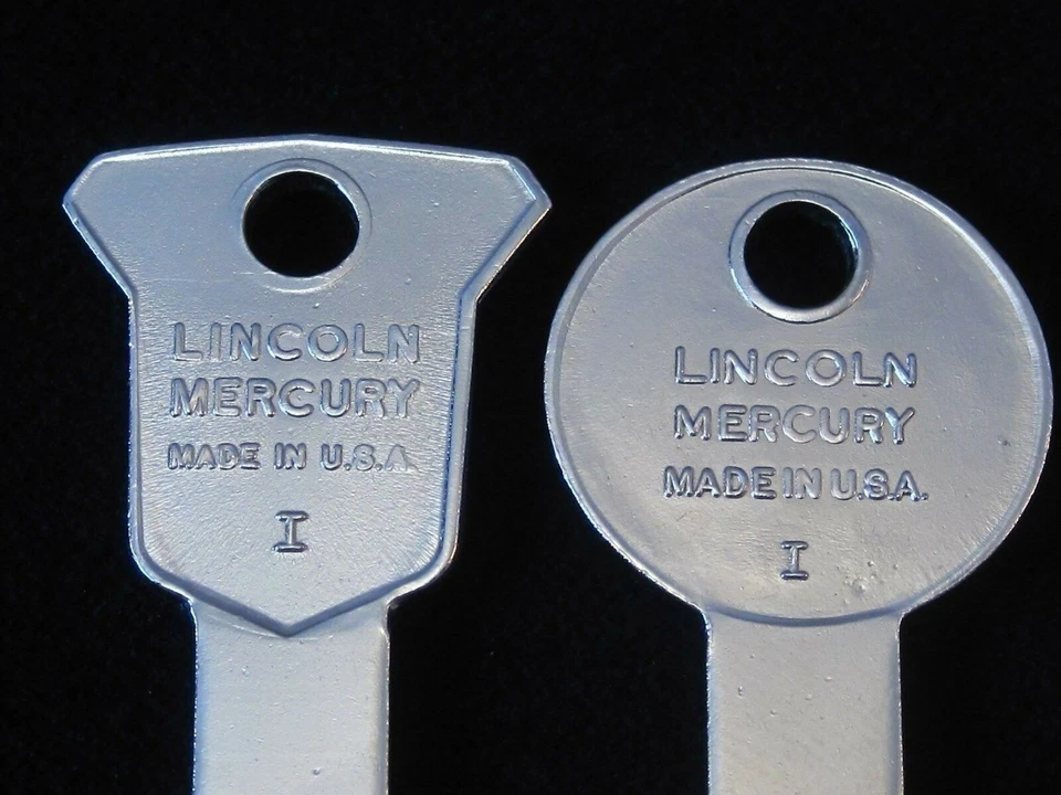 JUEGO DE LLAVES EN BLANCO MERCURIO OEM 1952-56 NOS Baúl de encendido Medallista Monterey de colección Foto 4 de 4