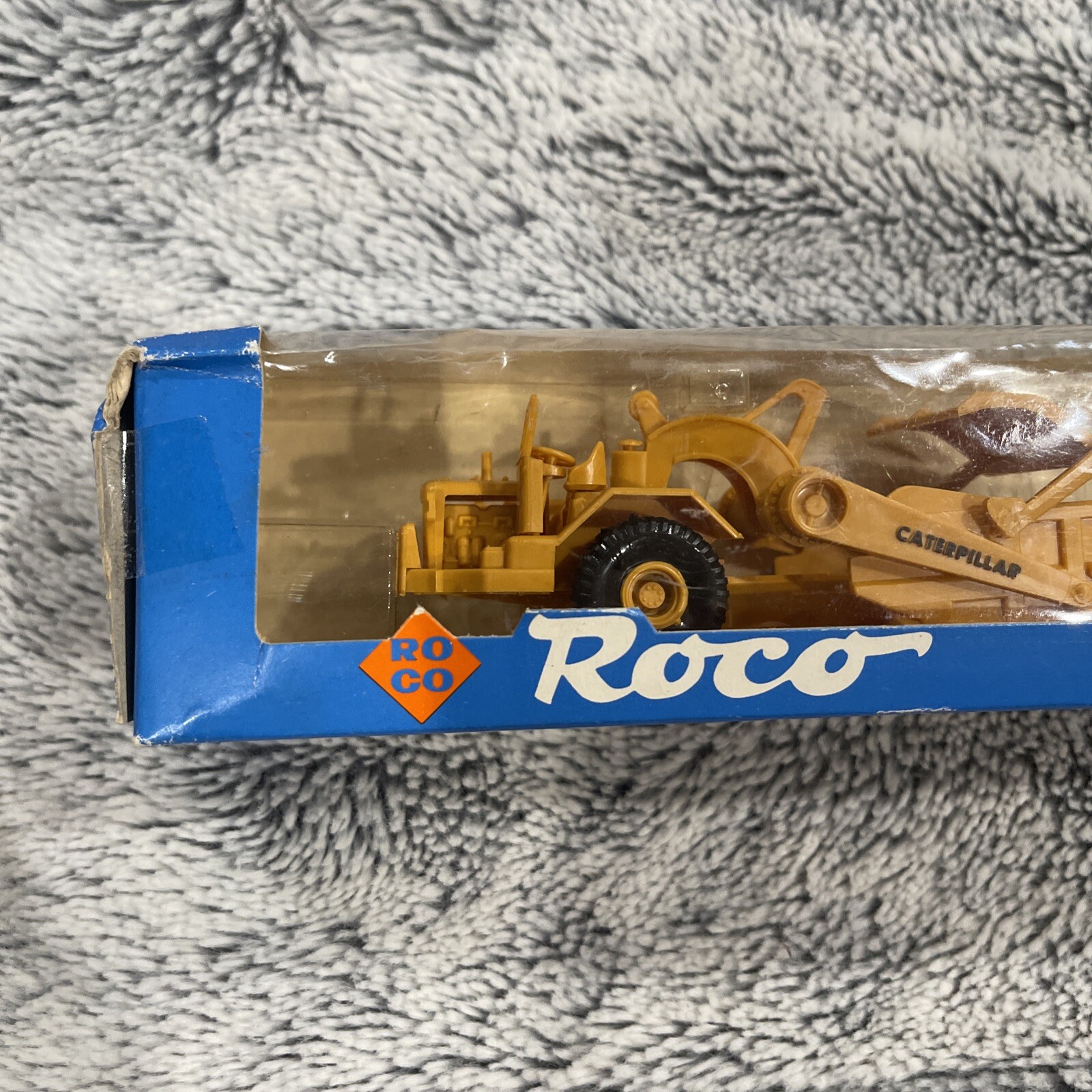 Roco/Umex Caterpillar DW20 Tractor with No.20 Tow Scraper/Dolly HO 1404. NIB.