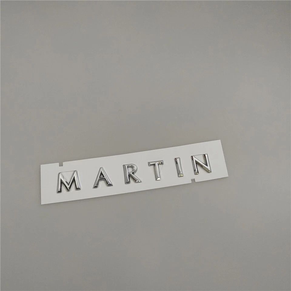 Emblema traseiro cromado Aston Martin DBX e DBS Superleggera Script Badge - Imagem 3 de 4