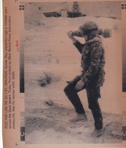 Foto de prensa original artillero Roy Warburton y 109 mm proyectil desierto Dhahran 20.1.1991 - Imagen 1 de 1