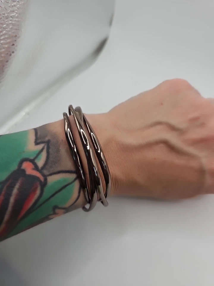 Brazalete de metal retorcido color oro rosa Alexis Bittar Foto 4 de 4