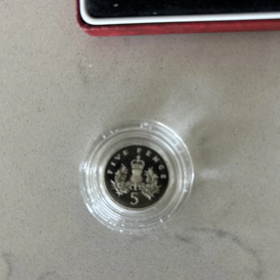 United Kingdom 1986 Silver One Pound and 1990 5 Pence Proof Coin Set Royal Mint - Image 4 of 4