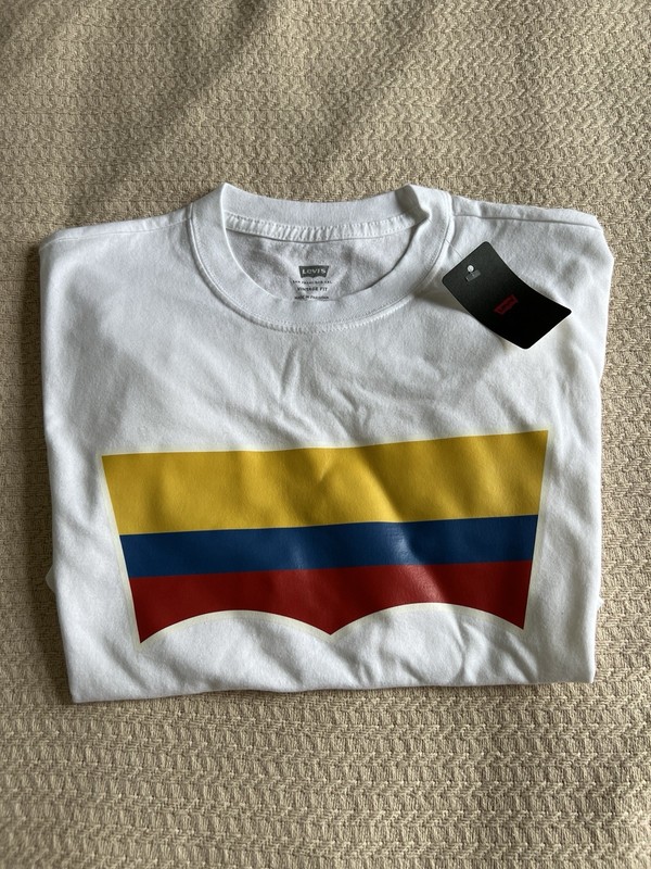 New Levi’s Colombia Flag Tee shirt Medium FIFA World Cup Soccer White Levis