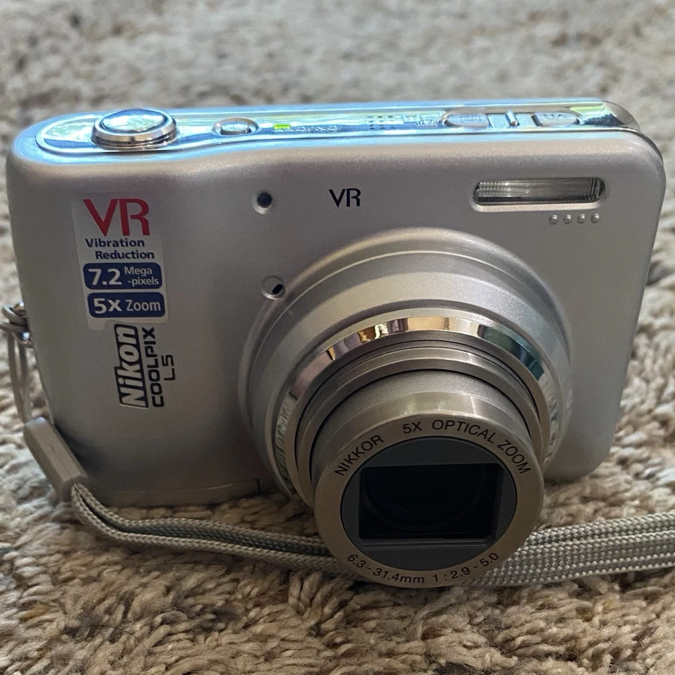 Nikon Coolpix L5 Silver 7.2MP 5X Optical Zoom Point Shoot Digital Camera PARTS - Image 4 of 4
