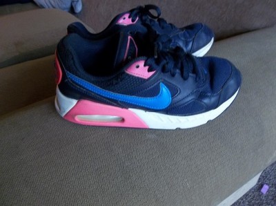  Kids Nike shoes- Girls Sz 4 