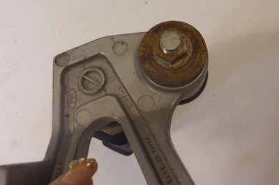 KAWASAKI ZX600 Z6 NINJA REAR RIGHT FOOT PEG BRACKET HOLDER 35011